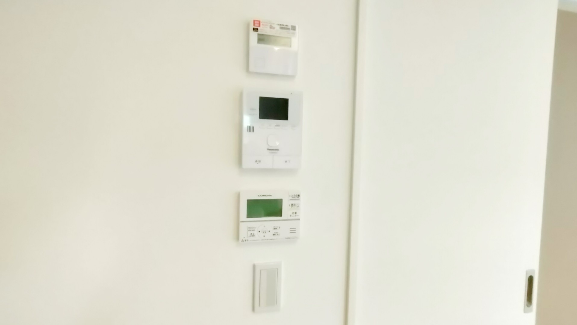 LDKにある壁付リモコン。上から24時間換気システム、インターホン、給湯器と揃っているため管理しやすくなっています。