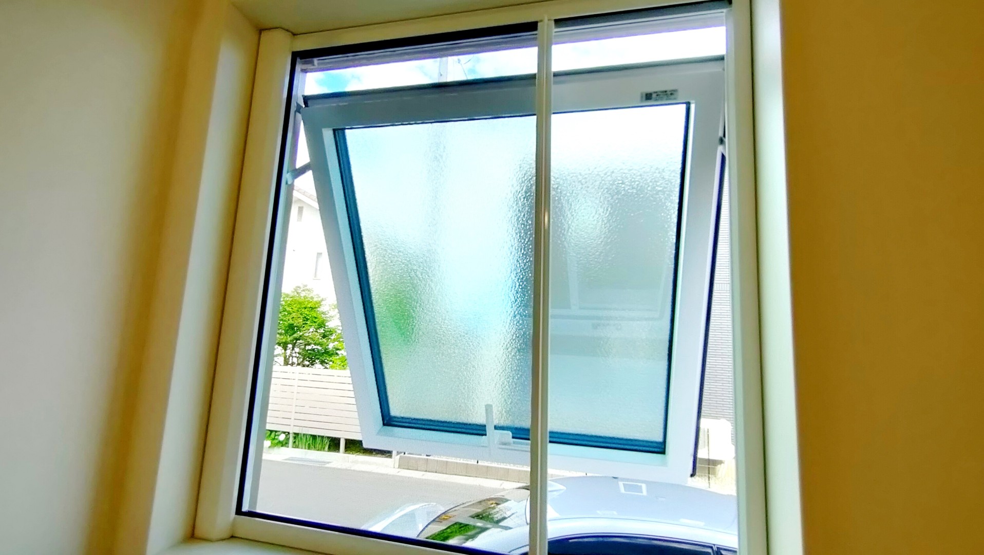 全ての窓に網戸を設置。縦すべり出し窓、横滑り出し窓はロールスクリーン式網戸のため使わない時は汚れず、見た目もスッキリ♪