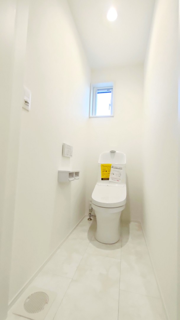 ２階ウォシュレット一体型トイレ。水圧不足にならないために手洗器付きタンクを採用しています。