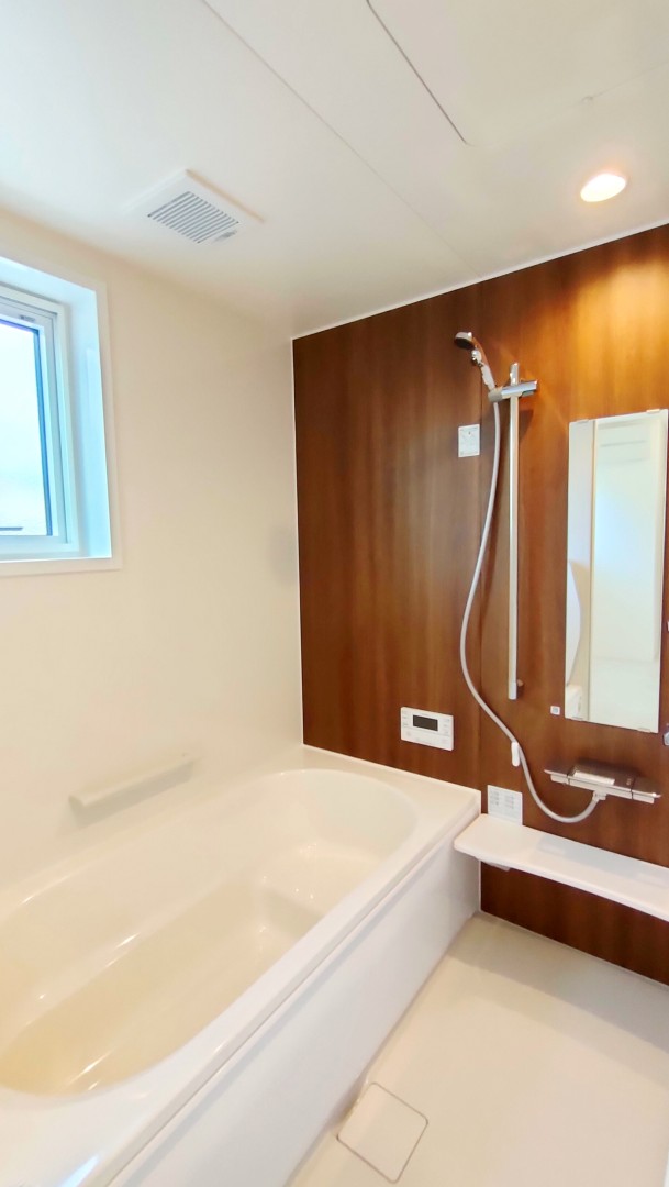 浴室はハウステックのルクレ、優しい木目調パネルを採用。上質な空間で毎日のお風呂時間がより上質な体験になります。半身浴が出来るベン